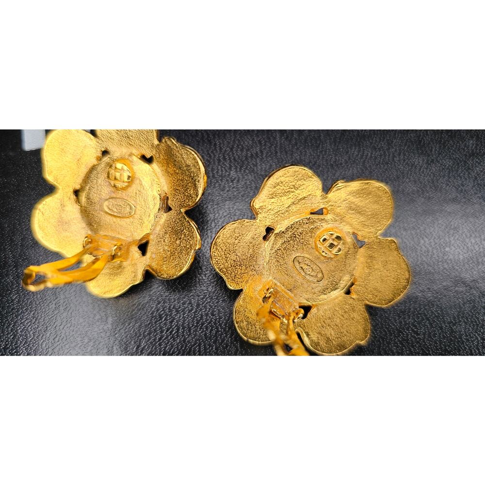 CHANEL Vintage 94P Green Gripoix Clip On Earrings - Picture 6 of 6